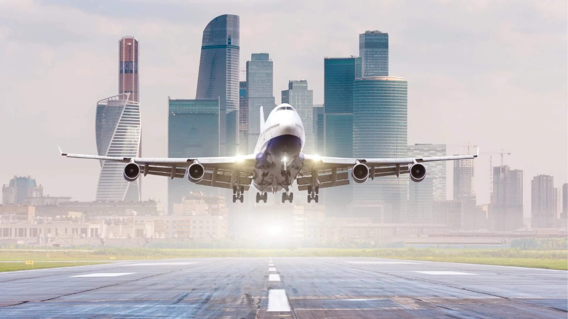 Ирония: Руснаци бягат от Дубай, но самолетът им не можа да кацне заради атака с дронове (ВИДЕО)