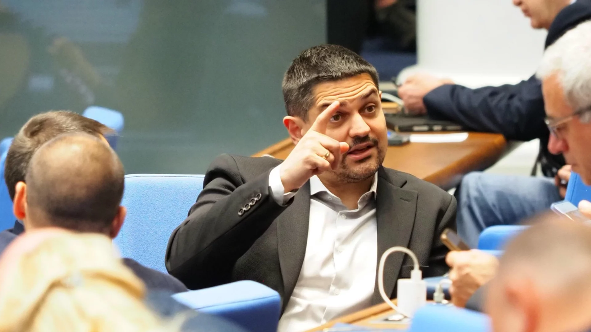 Как Радостин Василев регистрира МЕЧ в ЦИК лично с подпис... от Дубай? (СНИМКИ)