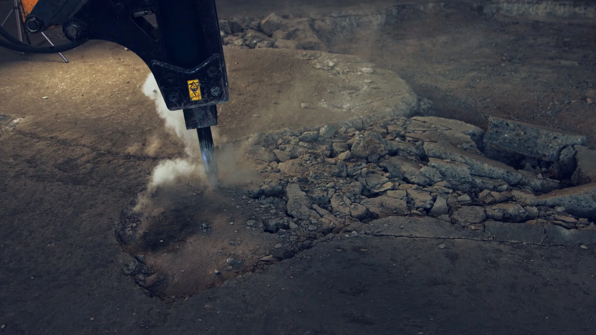 Къртене на тротоари в полунощ в столичен квартал: Кой разреши ремонтни дейности през нощта?