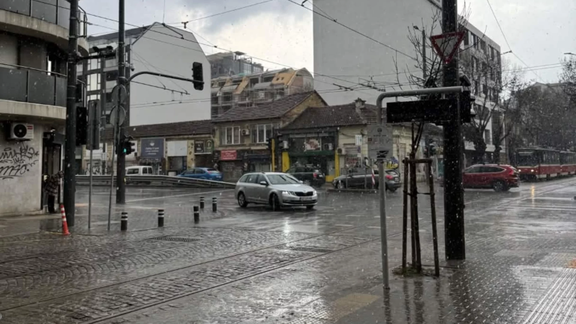 На 5 март: Първа градушка за сезона изненада минувачите в центъра на София (СНИМКИ)