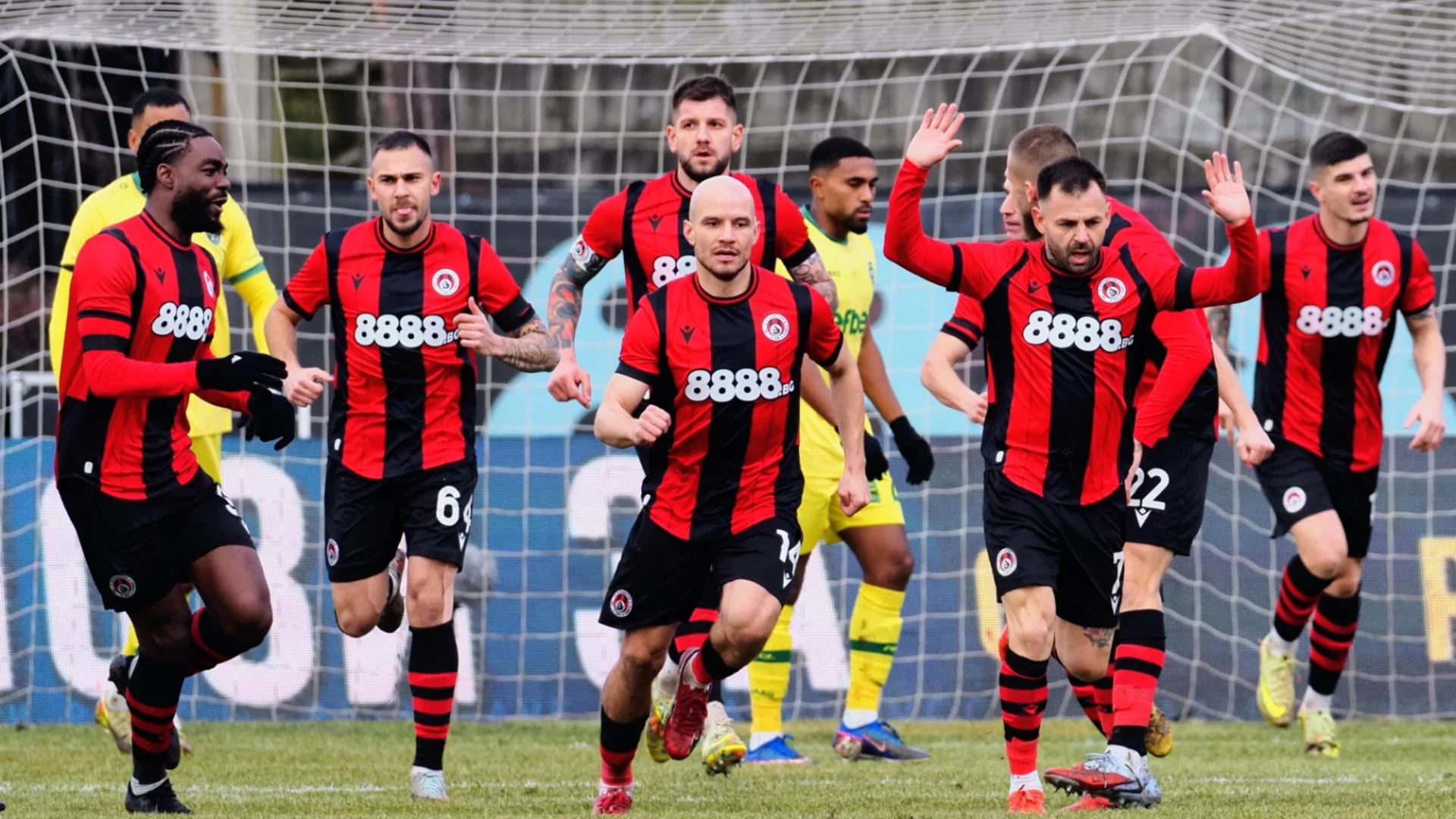 Локомотив София прекърши 10 от Добруджа и сложи край на победната серия на тима на Ясен Петров