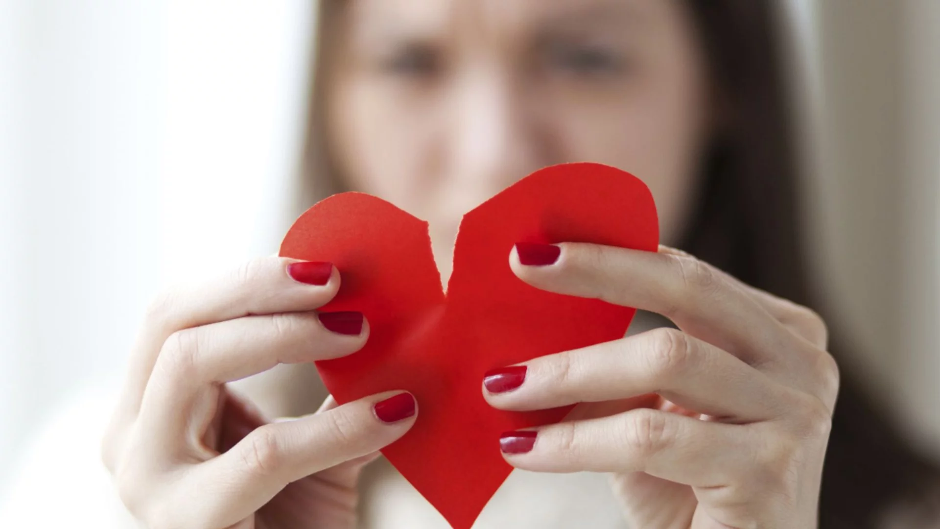 Емоционална фиксация – когато не можем да се откажем от човек, с когото връзката е недостижима