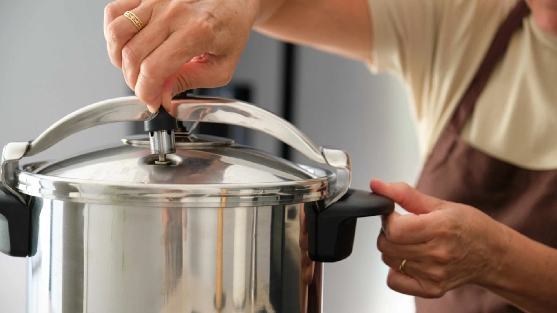 Как да използваме капака на тенджерата по-умно при готвене