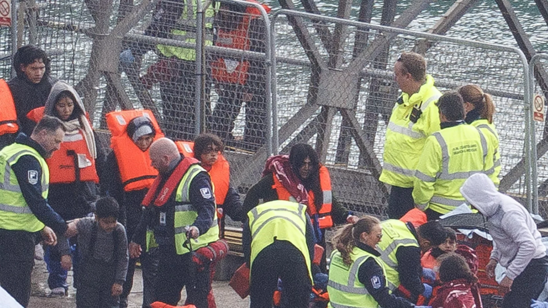 Трафикант натъпка осем мигранти в малка кола: За България ли са пътували?