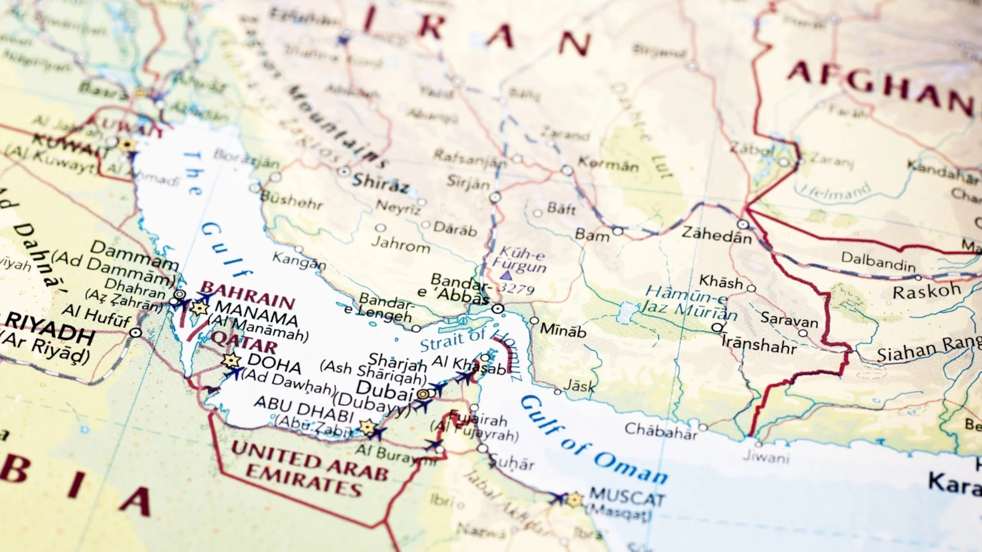 Влекач е ударен от ракети при опит да помогне на уцелен в Ормузкия проток кораб. Иран обстрелва кюрдите (ВИДЕО)