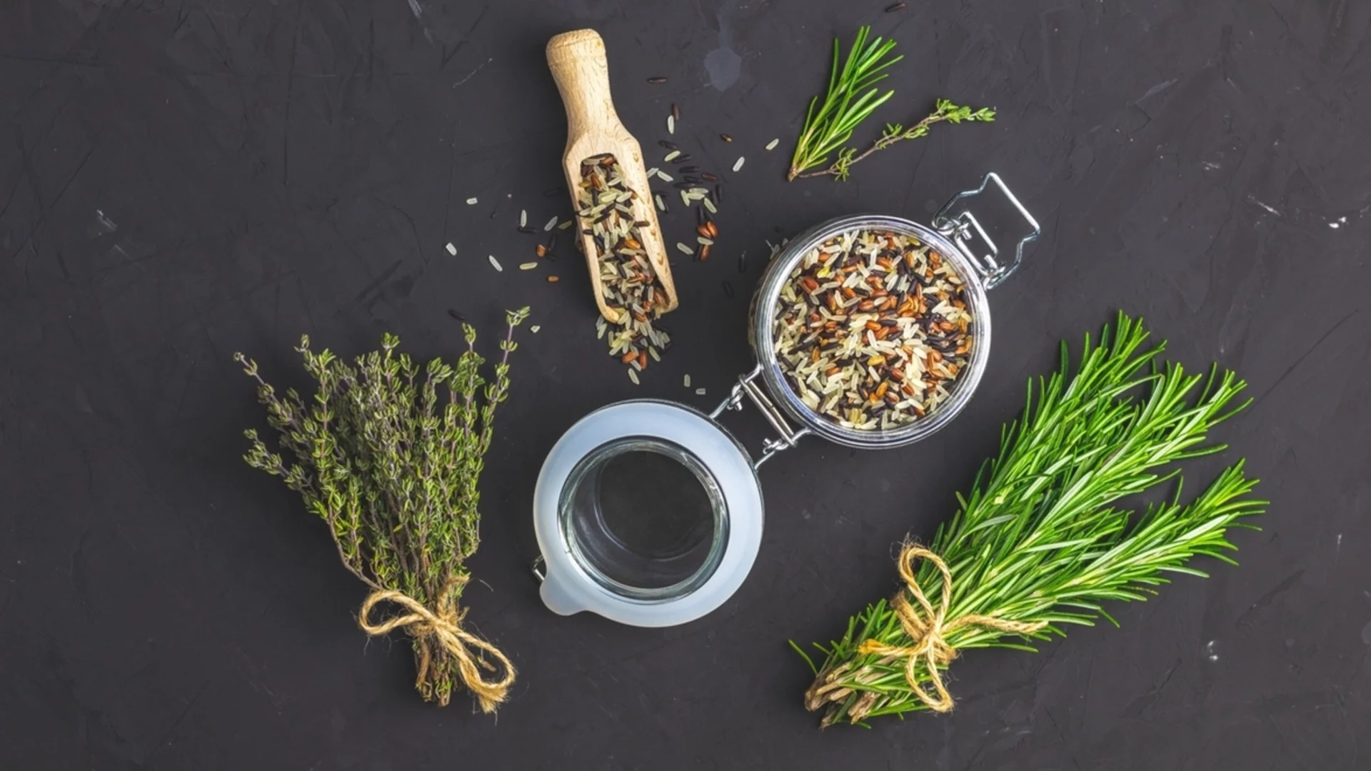 Защо във всеки дом трябва да има буркан с ориз и розмарин?