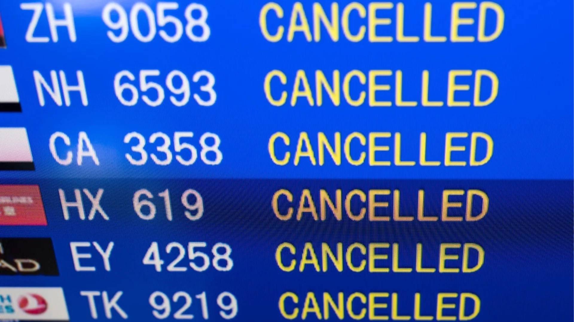 Хаос по летищата: Близо 14 000 полета са отменени заради войната в Иран