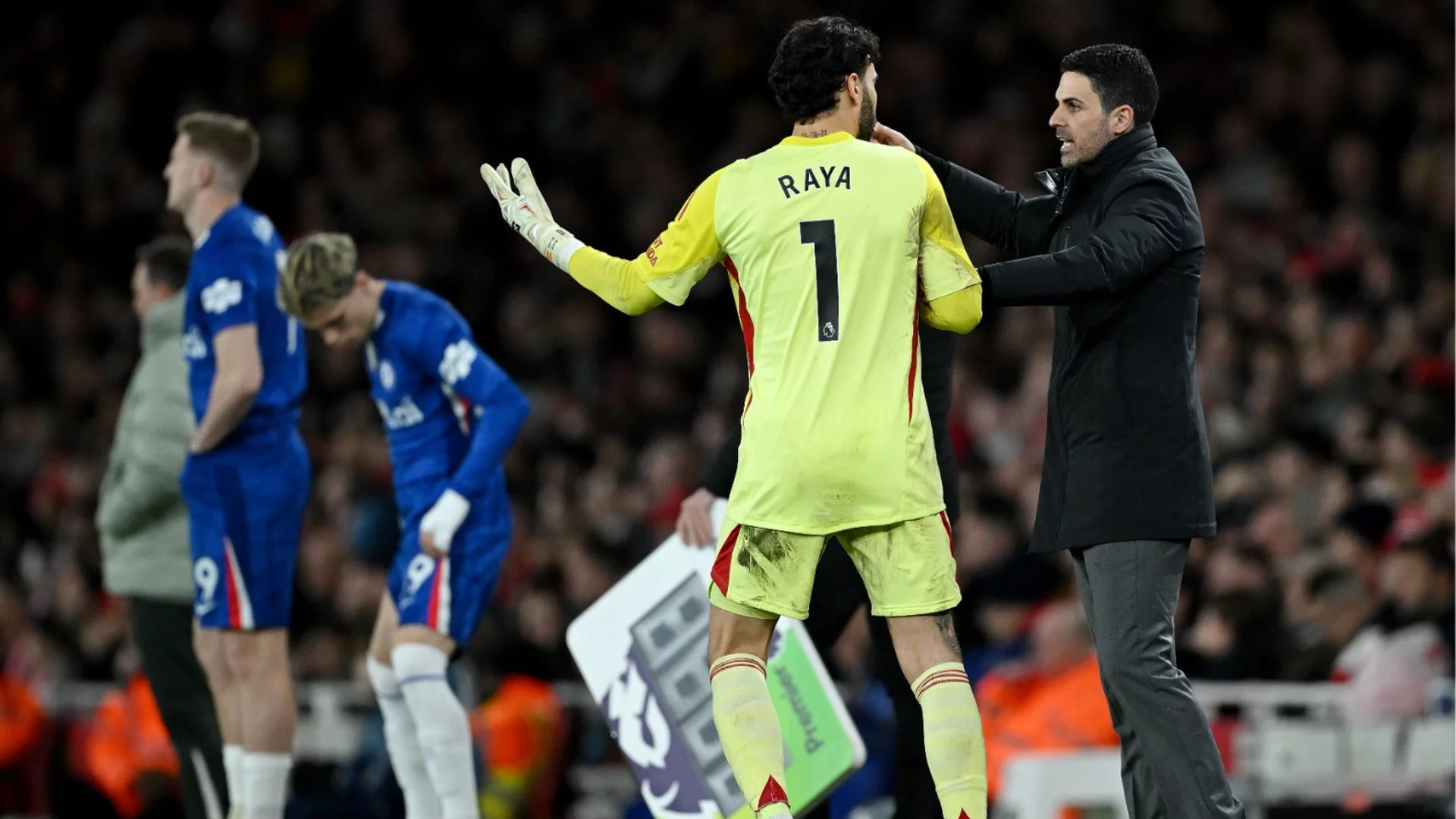 Тества се пореден абсурд: вадят полеви играч, ако вратарят получава медицинска помощ