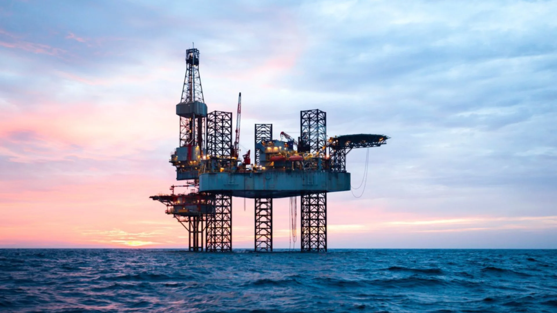 Украйна удари сондажна платформа в Черно море и взриви руски хеликоптер (ВИДЕО)