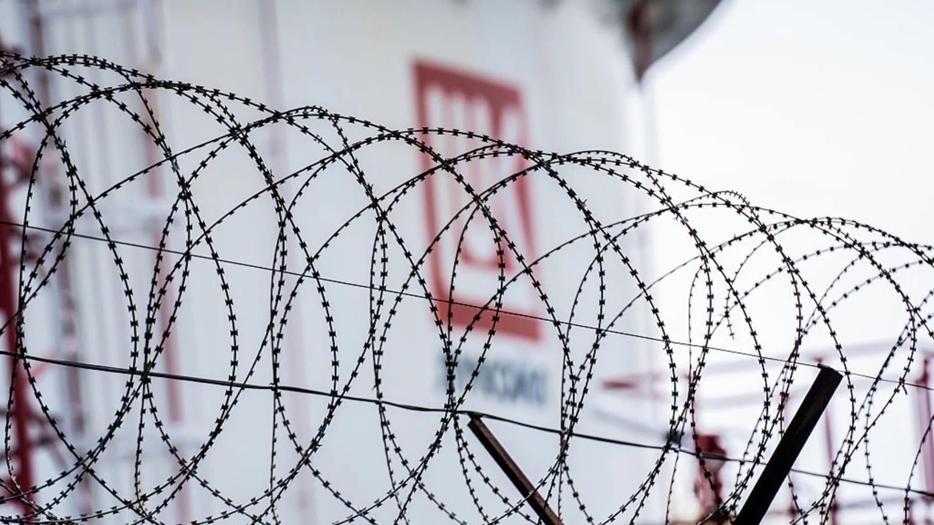 "Лукойл" с глоби за стотици милиони: КЗК обяви какво следва