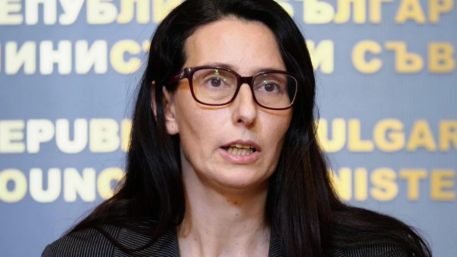 Втората рокада в кабинет "Гюров" е факт: Йотова подписа указа за новия регионален министър