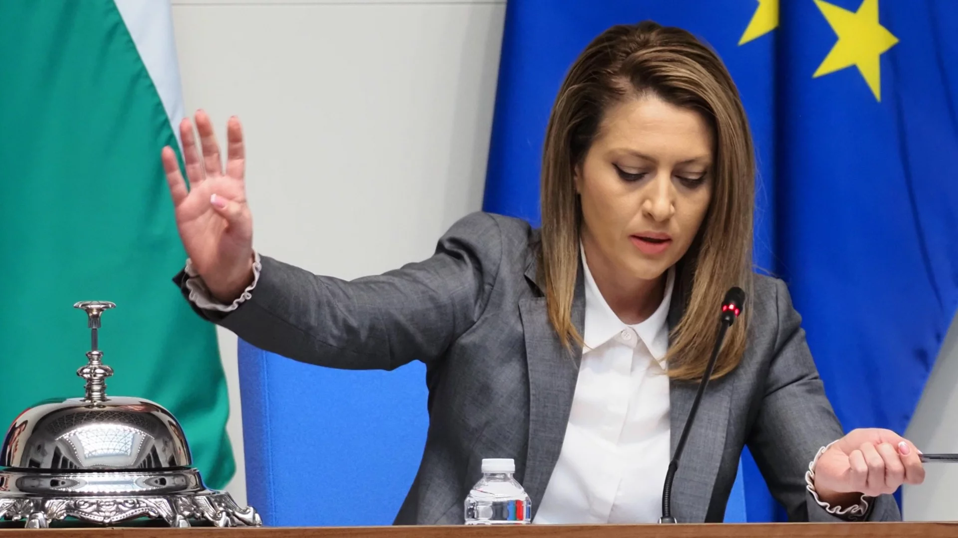 "Ще ви таковам в ...": Микрофон хвана нецензурна реплика на Назарян към депутатите (ВИДЕО)