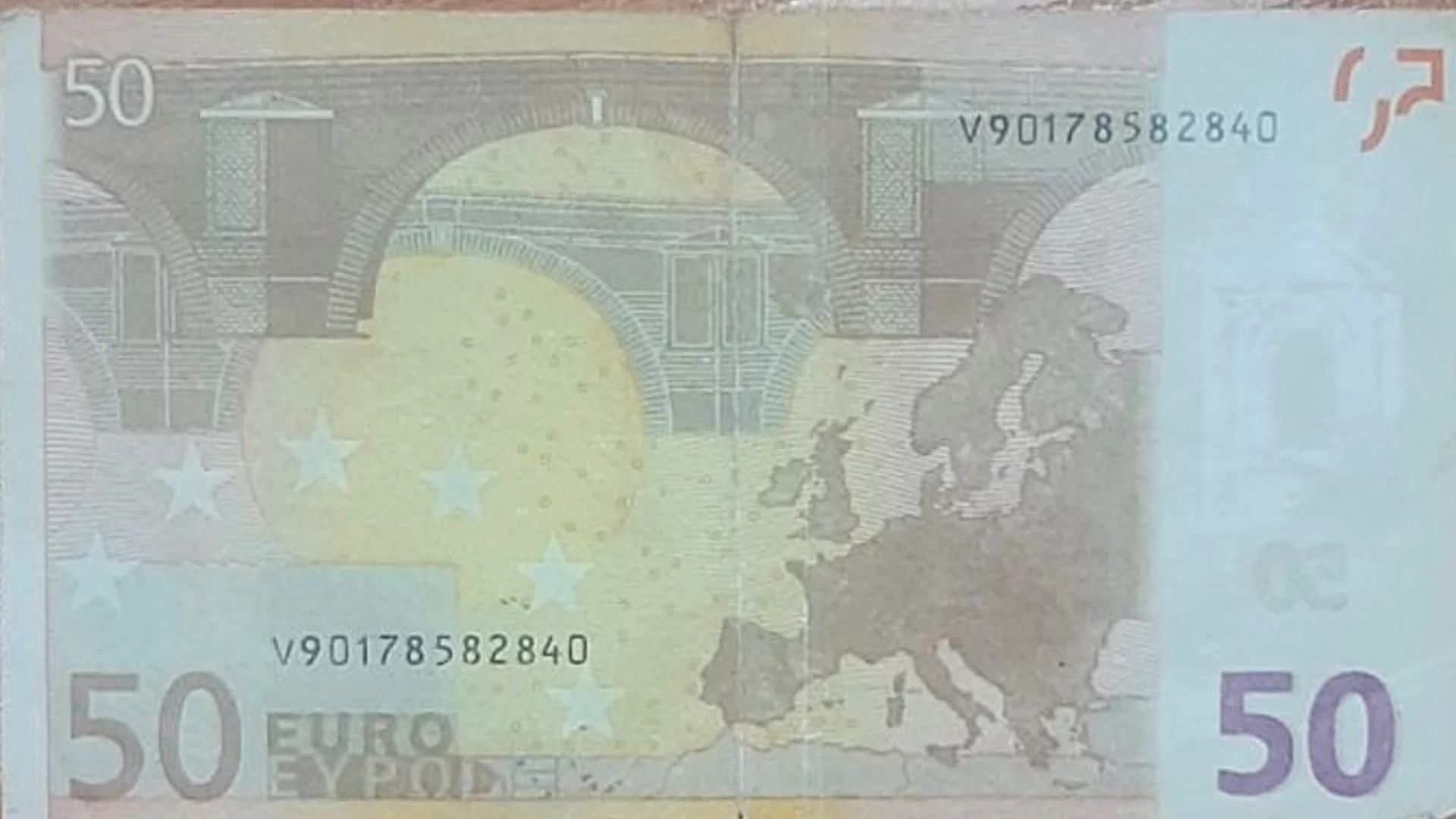 Хванаха жена, опитала да пробута 50 фалшиви евро