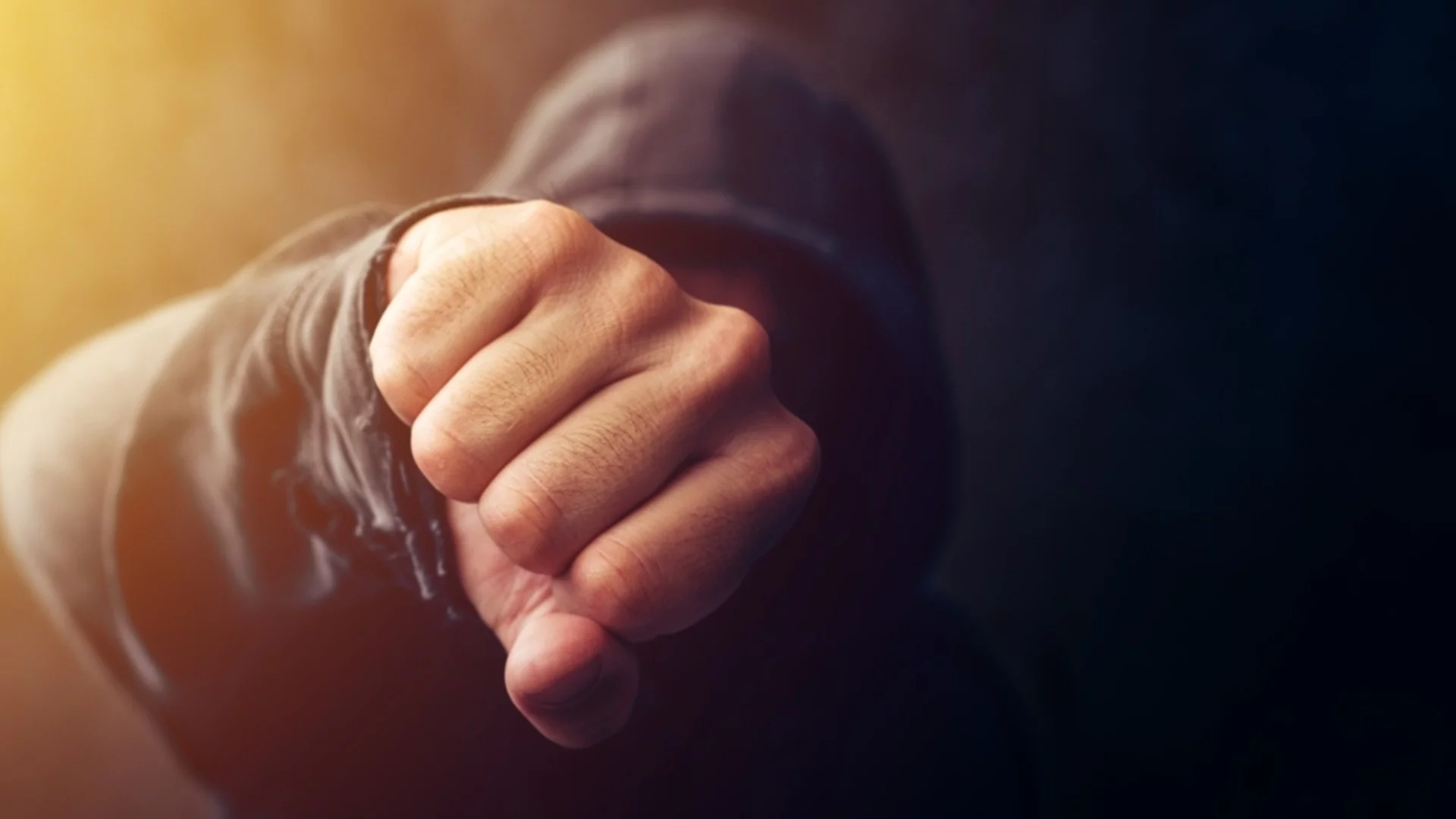 Ударил съседа си и му трошил колата: Задържаха побойник