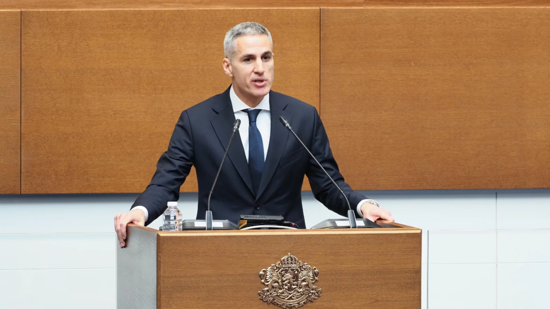 Премиерът иска да премести американските самолети от летището в София