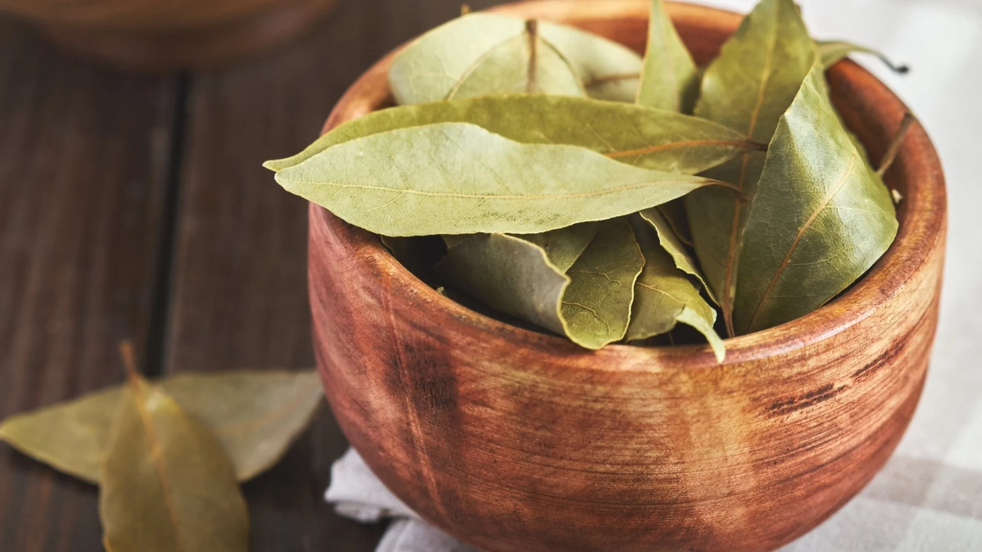 Смачкайте няколко сухи листа и ги поставете върху радиатора и вижте какво ще се случи