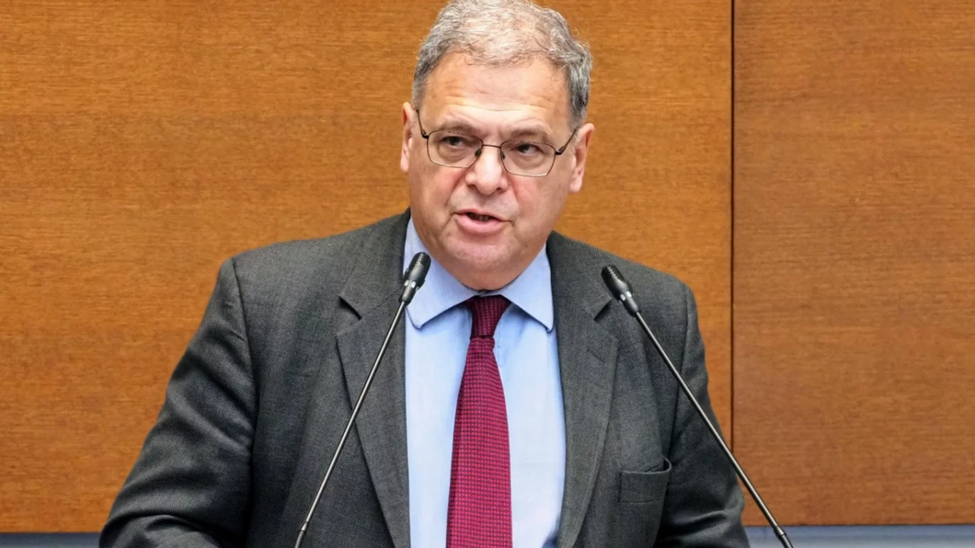 Министър Юлиян Попов: Много бързото вдигане на цените на горивата е странно