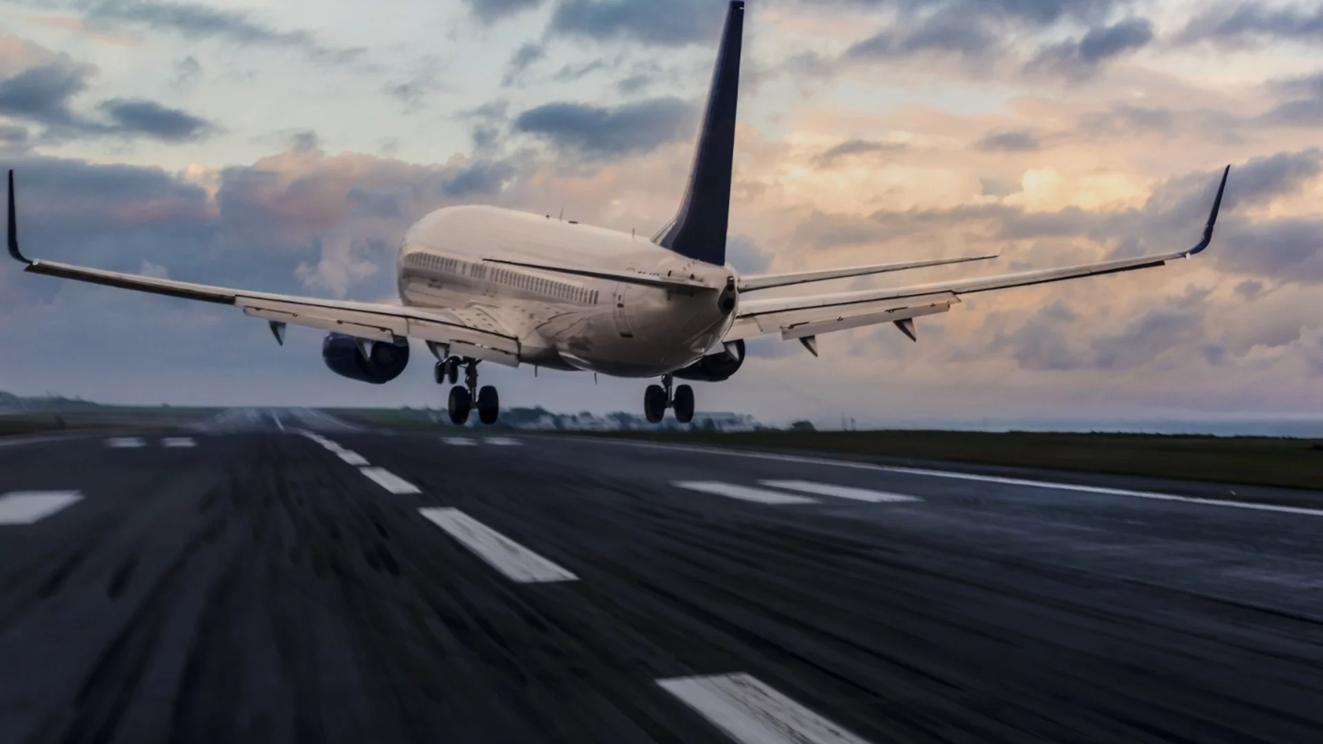 Нови дестинации и графици: Как ще се приберат останалите българи от конфликтните зони