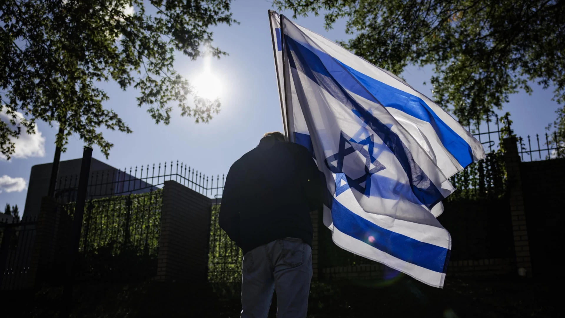 Израел поетапно отваря въздушното си пространство