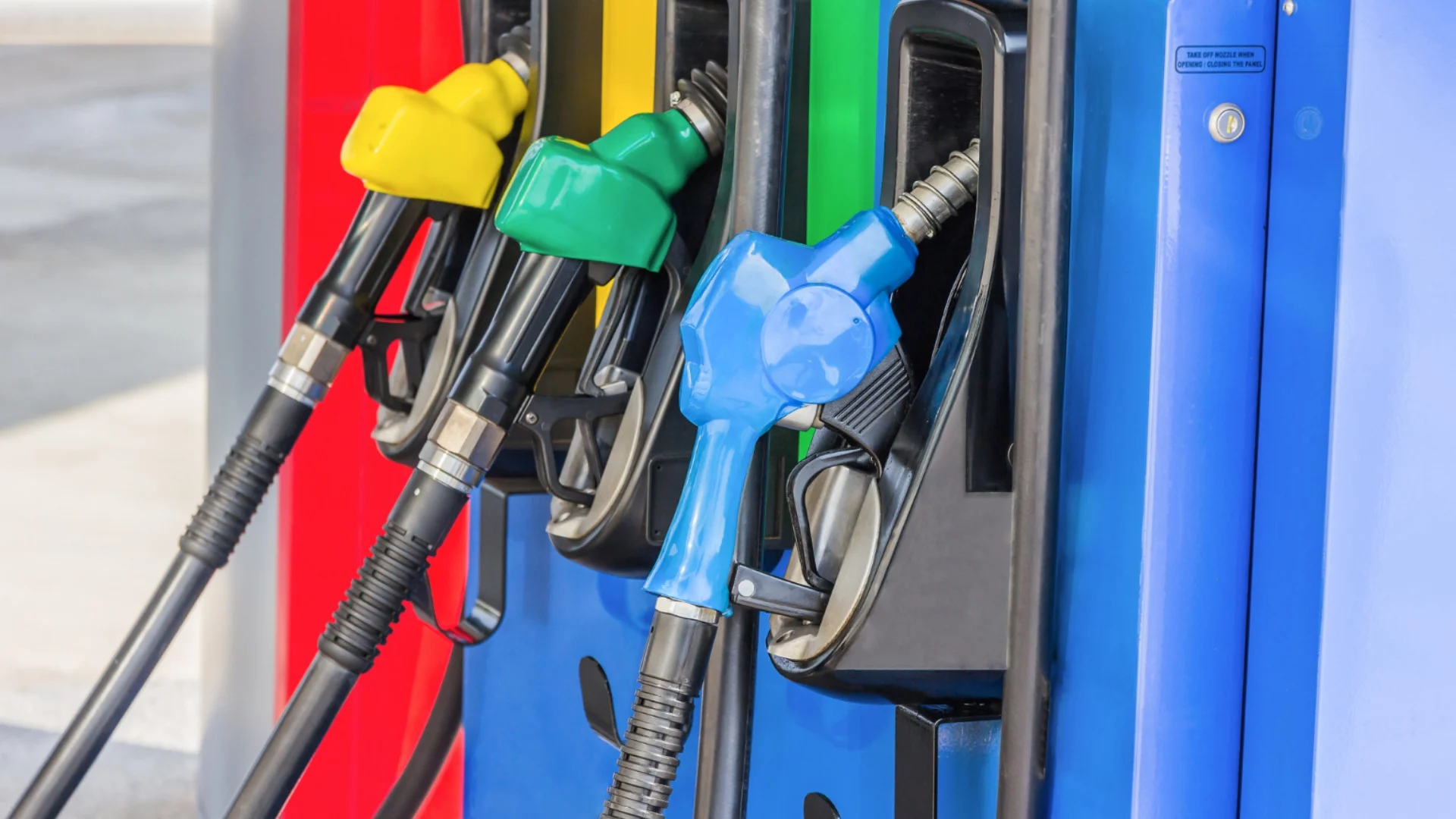 Рязко поскъпване на бензина и дизела в България ще е спекулация: Обяснение на база думи на финансовия министър