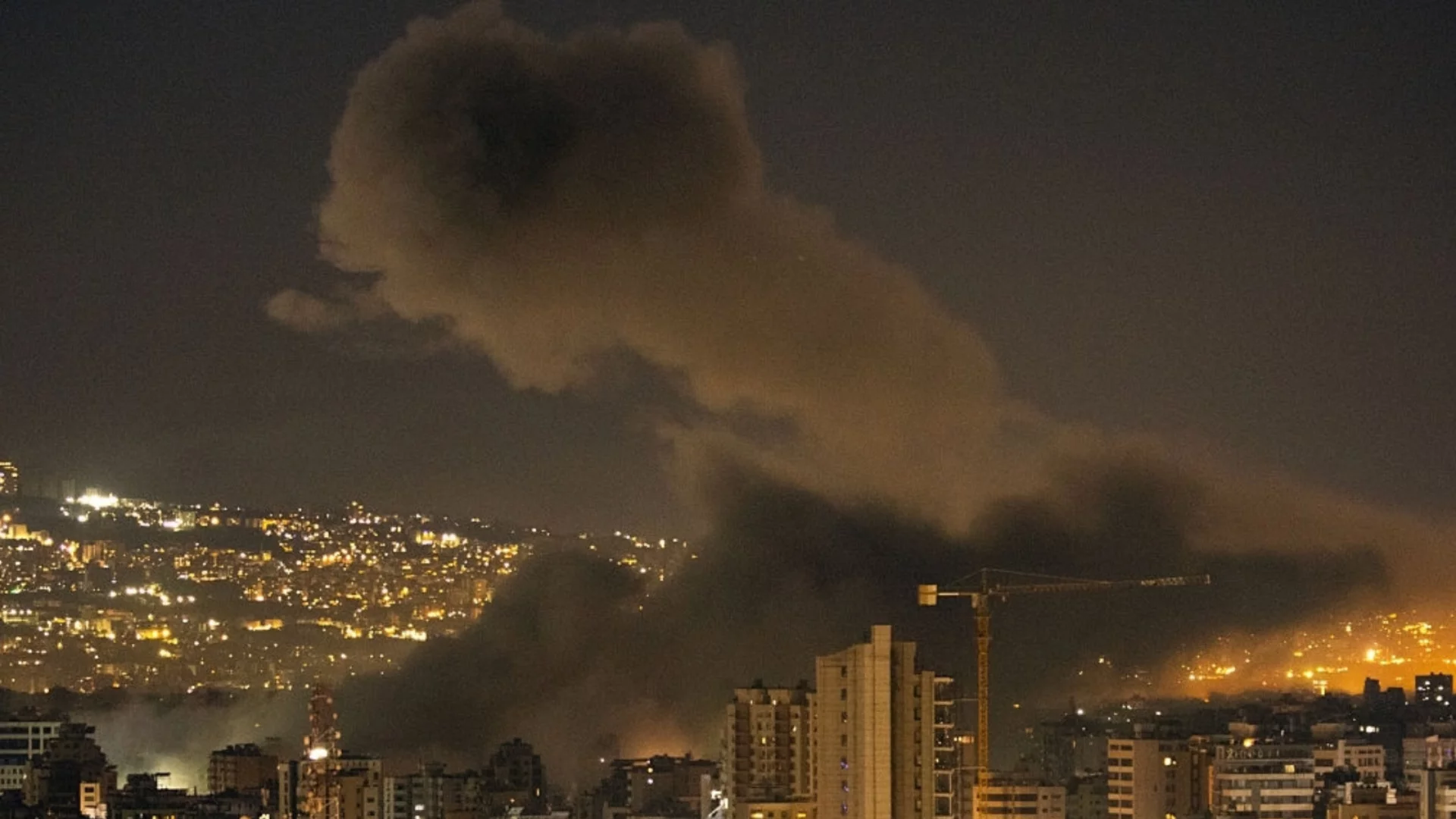 Иран отвърна с по-страшен удар, отколкото петрола - по водата. Петролен дъжд вали в Техеран (ВИДЕО)