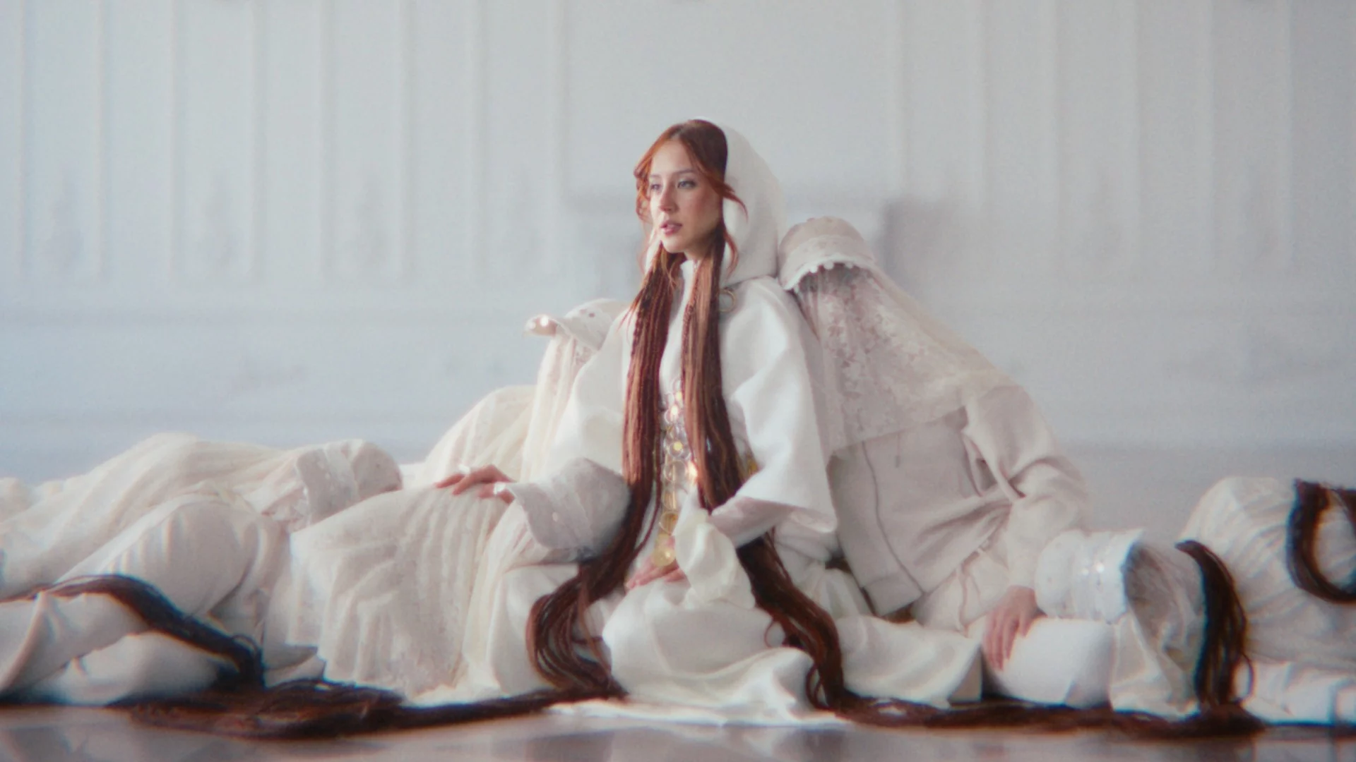 MONA завършва своята музикална трилогия с "Давам" (ВИДЕО)