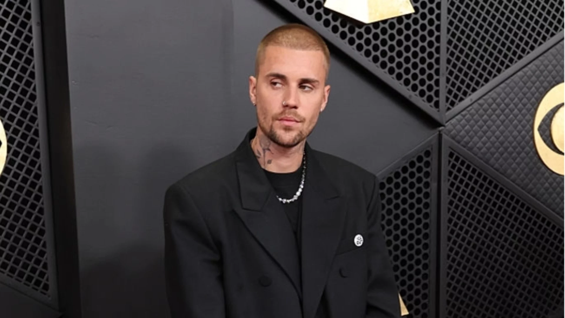 Пореден скандал: Джъстин Бийбър замери папараци с бутилка (ВИДЕО)