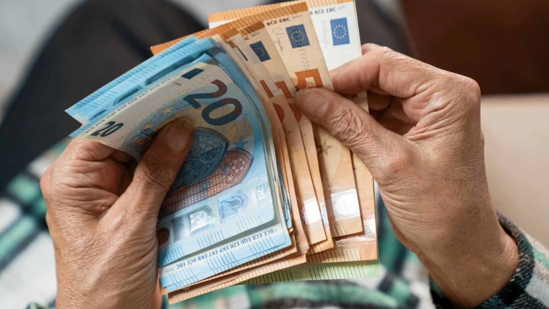 Във вторник: Невидимата ръка на пазара ще донесе пари на Рак, Водолей + още 2 зодии