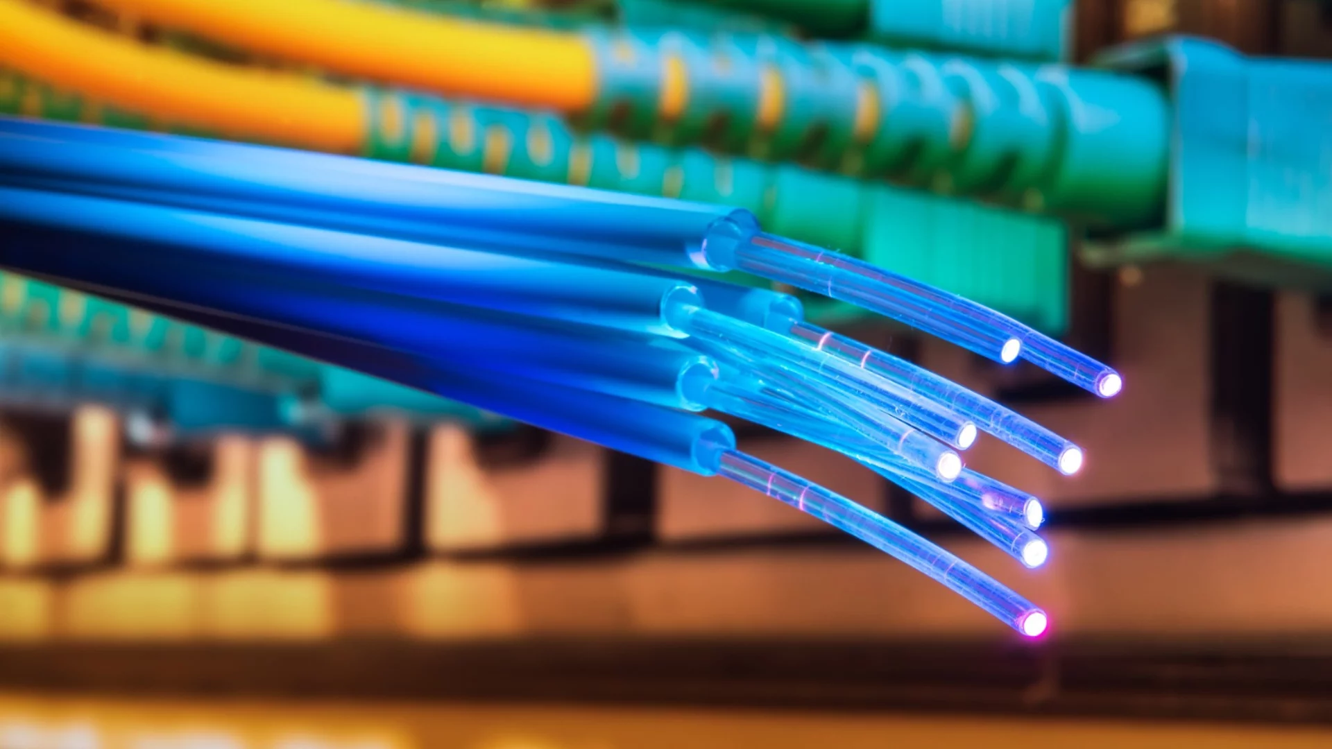 В Москва и Санкт Петербург спряха интернета