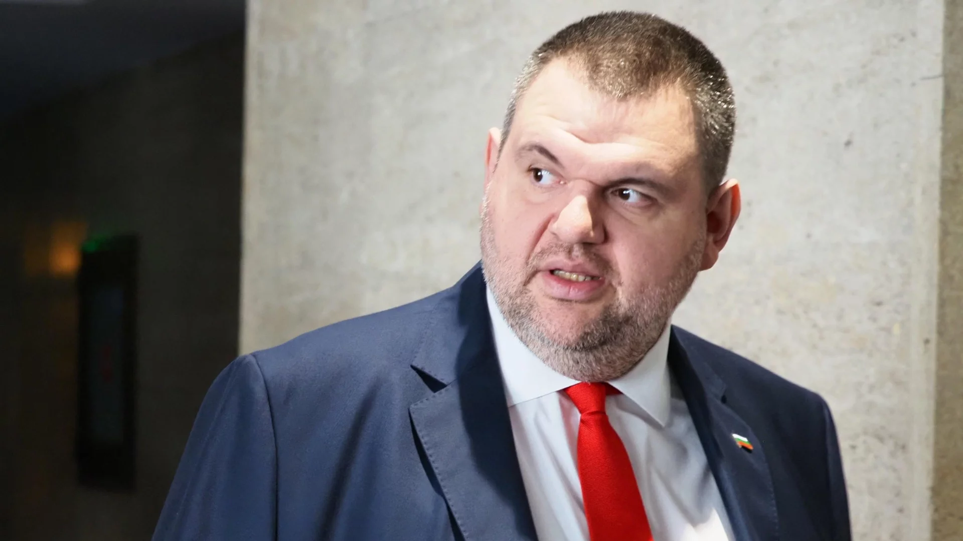 За най-бедните пенсионери: Пеевски се втурна да осигурява великденски добавки в пенсиите