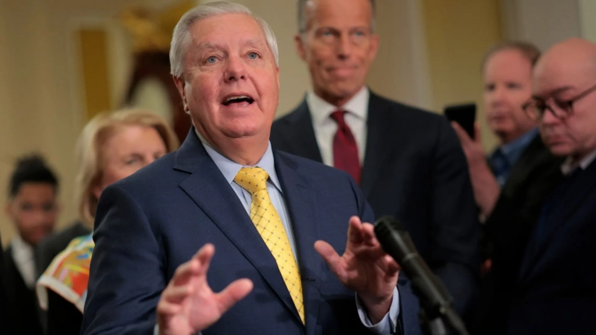 Сенатор от САЩ взе да се моли на Израел да не съсипва петрола в Иран