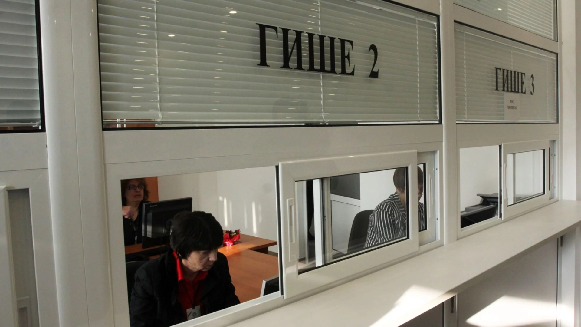 Срам и обида: Администрацията за увеличението от 5%