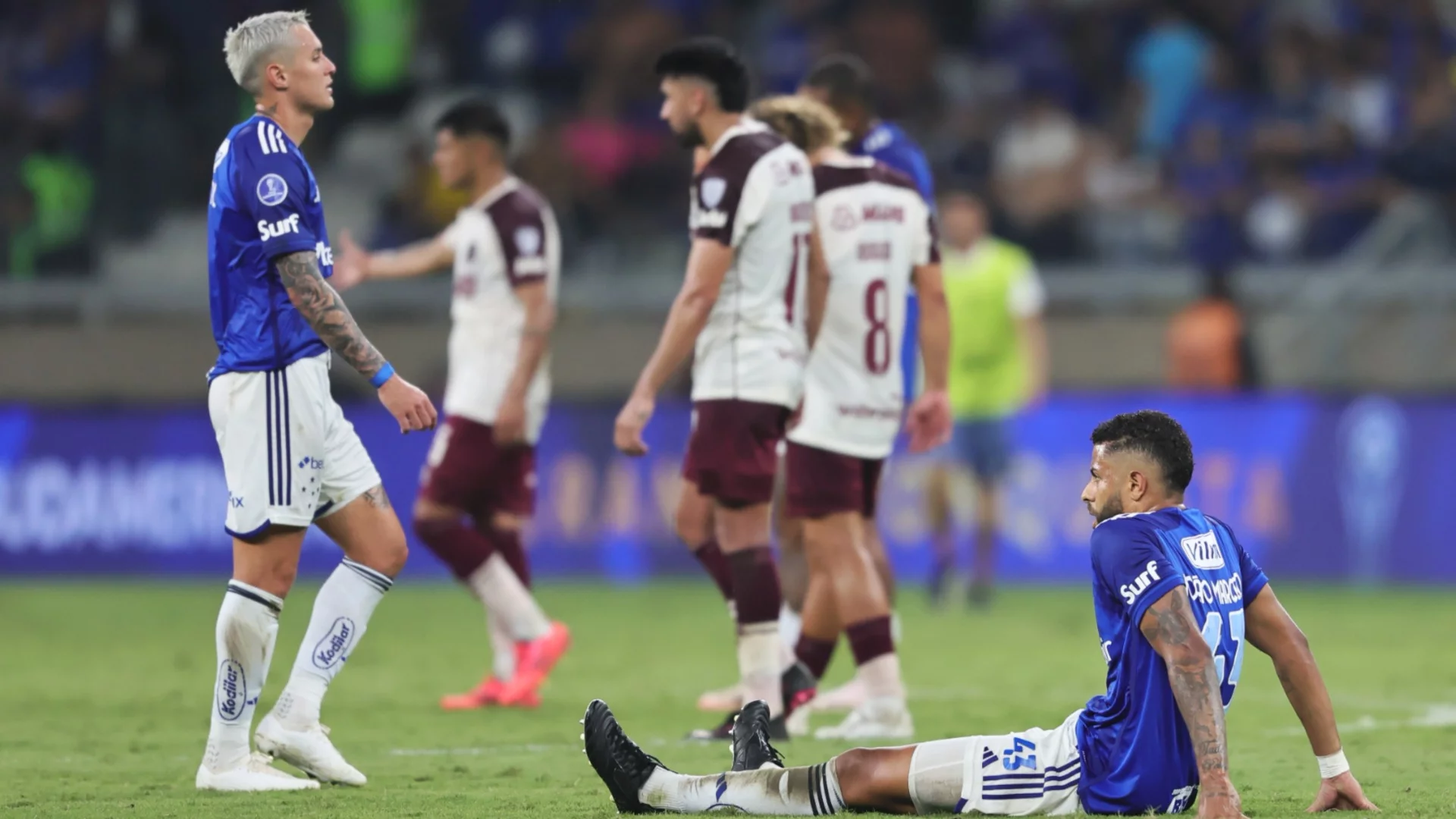 Безпрецедентно: Дерби в Бразилия завърши с 23 червени картона! (ВИДЕО)