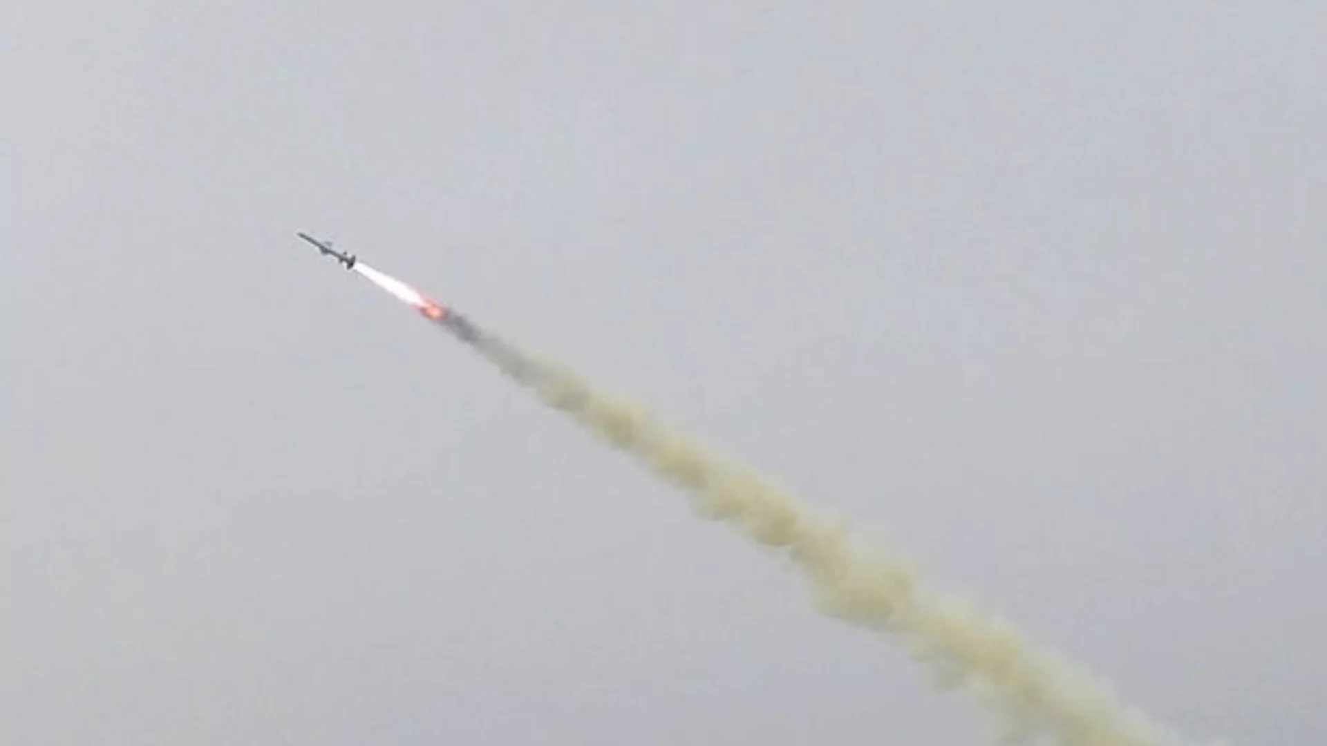 "Те го бият, той стои": Z-рев до дупка за ефекта от украинските ракети "Фламинго" (ВИДЕО)