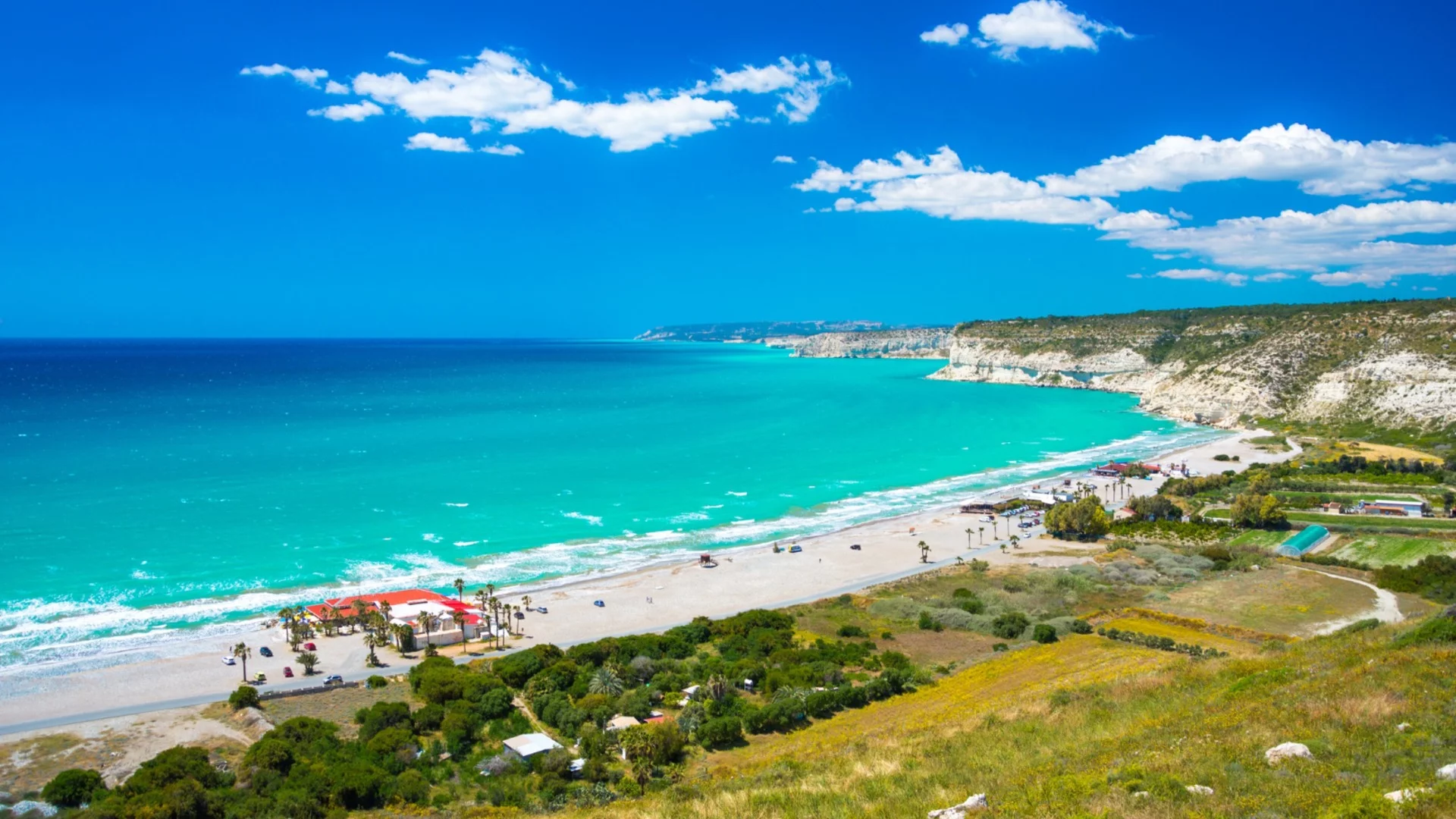 Кипър е сигурна дестинация, но войната в Близкия изток вече се отразява