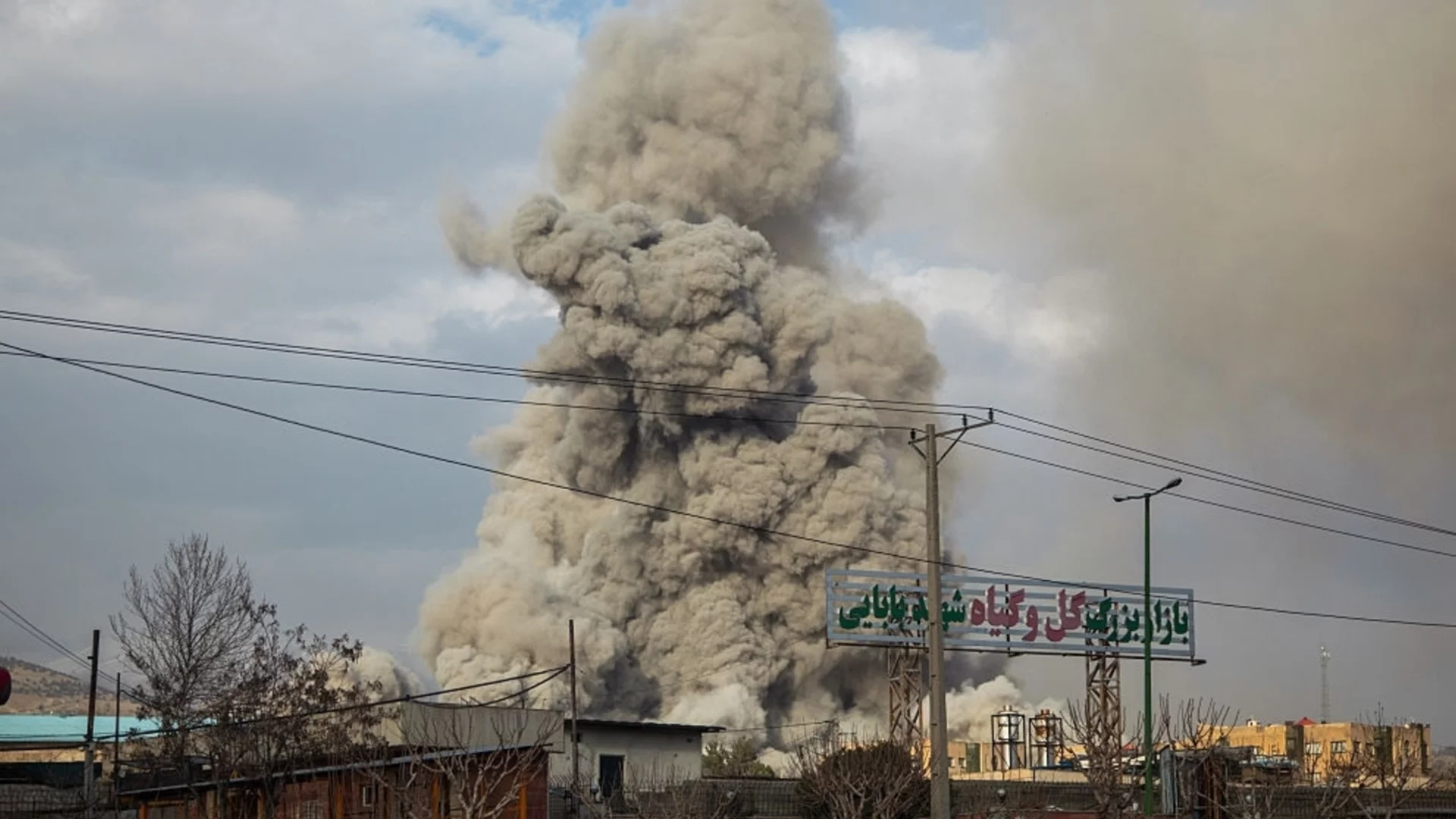 Кошмарът в Иран: хората са приклещени между бомбите и режима