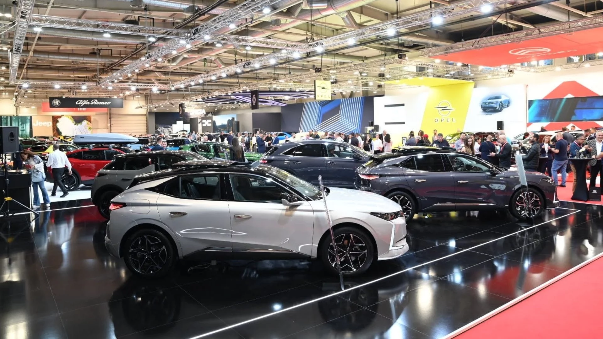 Край на ДВГ: Европейски автомобилен гигант ще продава само електромобили и хибриди