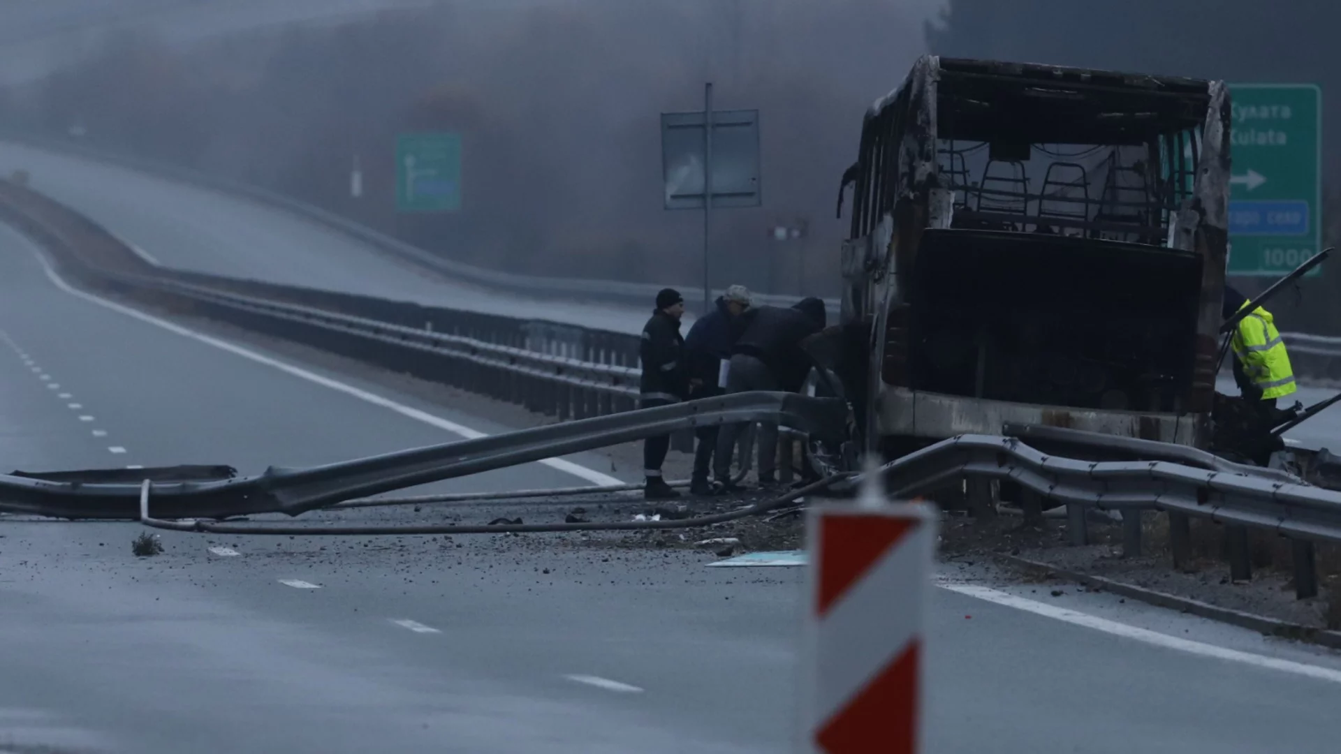 Автобус горя край Казанлък, има затворен път