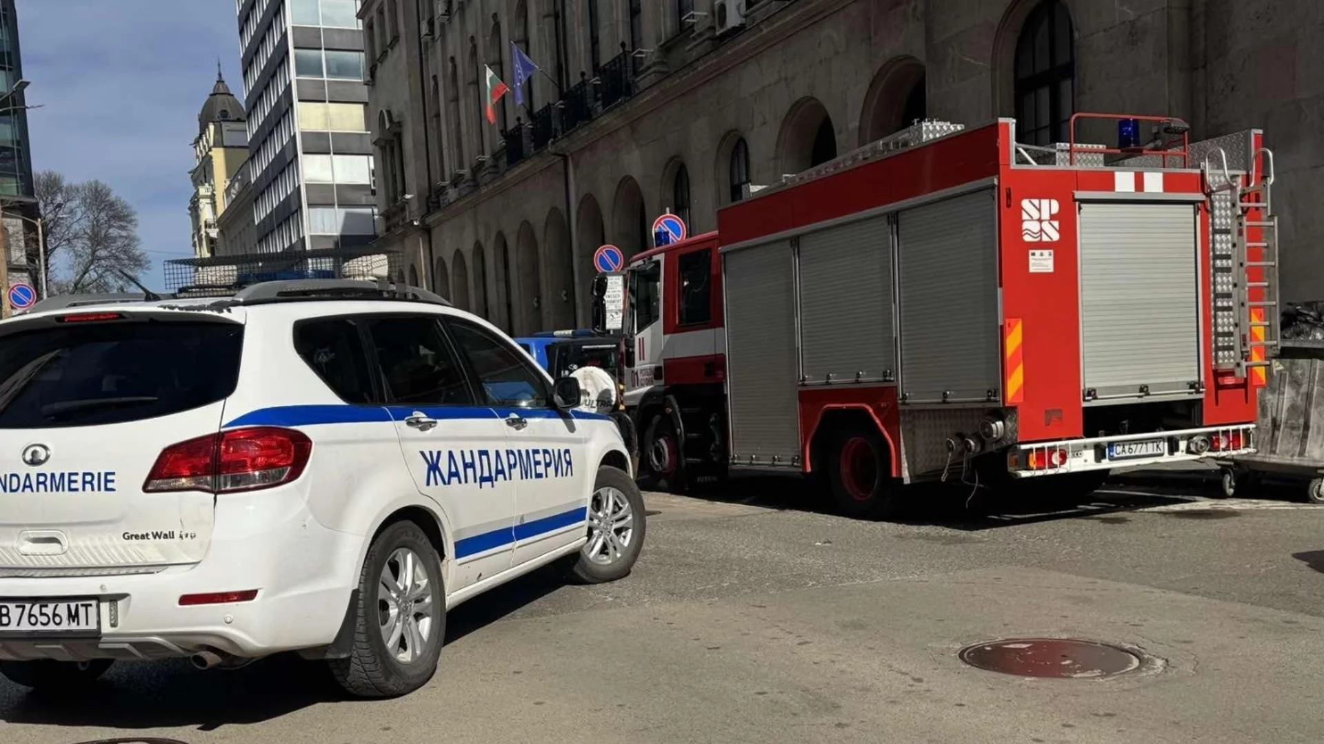 Сигнал за бомба блокира централна улица в София (СНИМКИ)