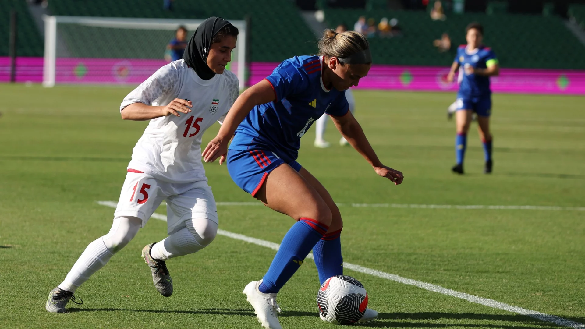 Австралия дава убежище на пет ирански футболистки (СНИМКИ)