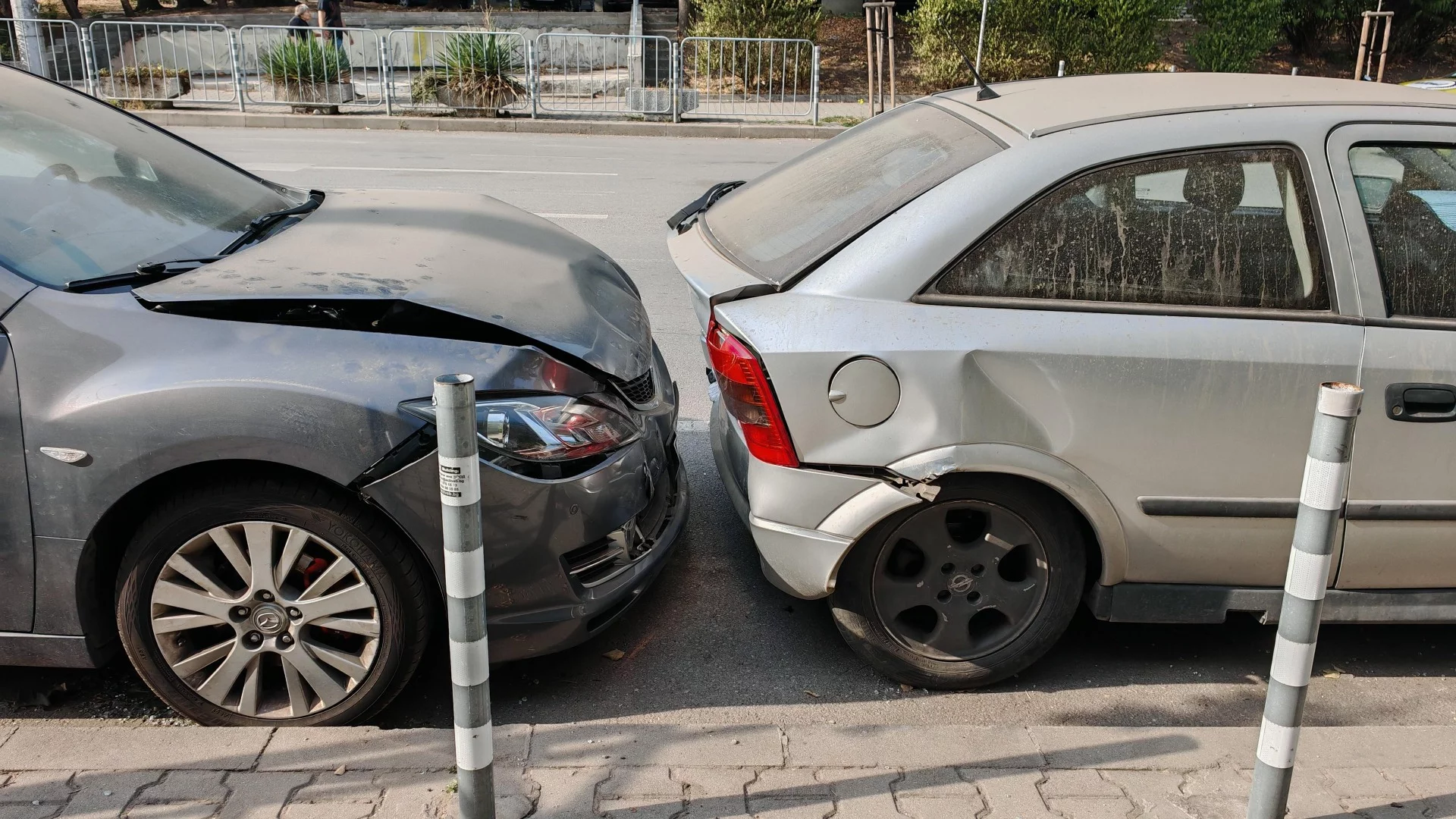 Шофьор помете паркирани коли в София. Пострадалите със съмнения, че виновникът се прикрива