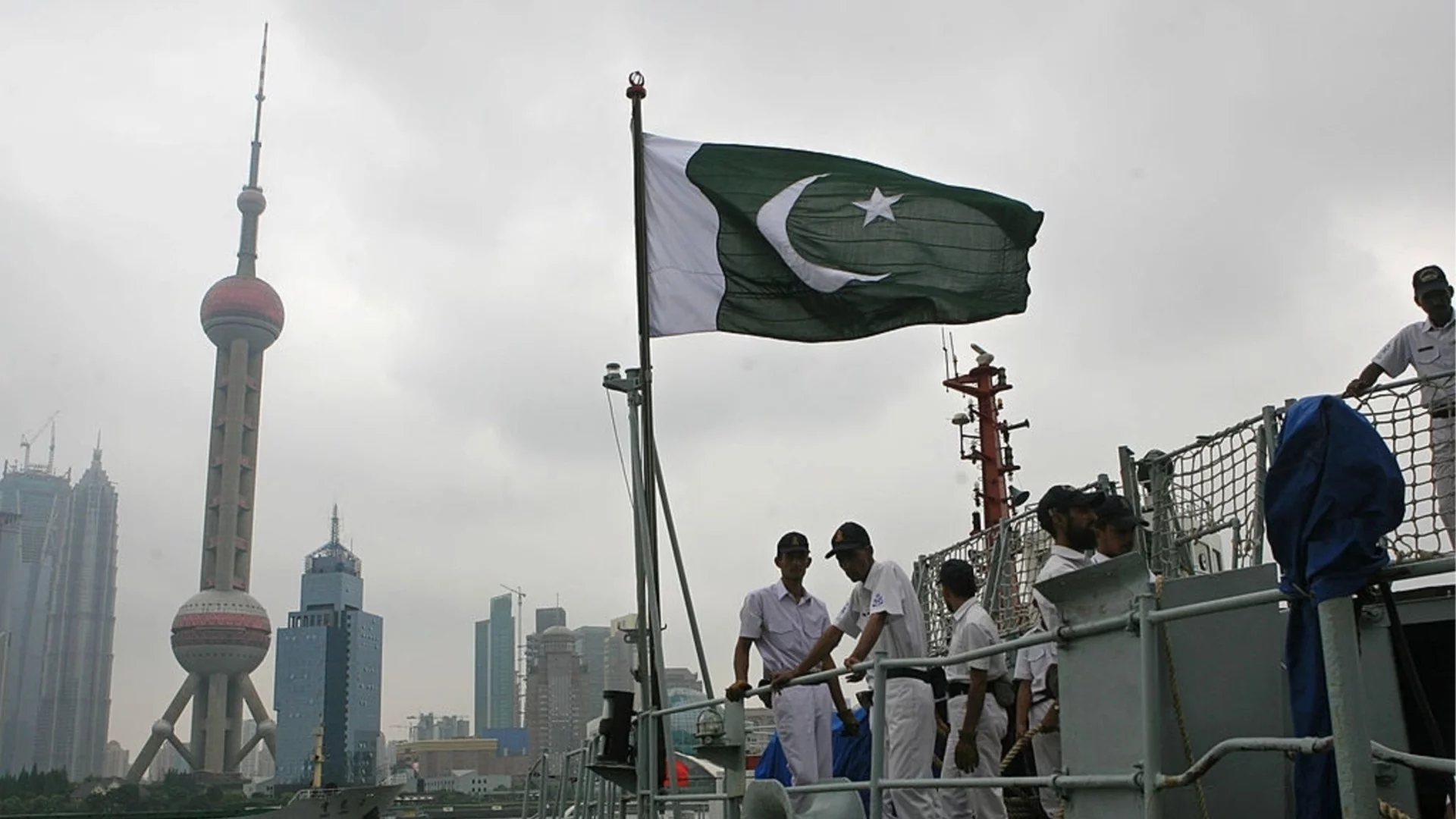 Ядрена държава прати военноморски ескорт за корабите си в Близкия изток (ВИДЕО)