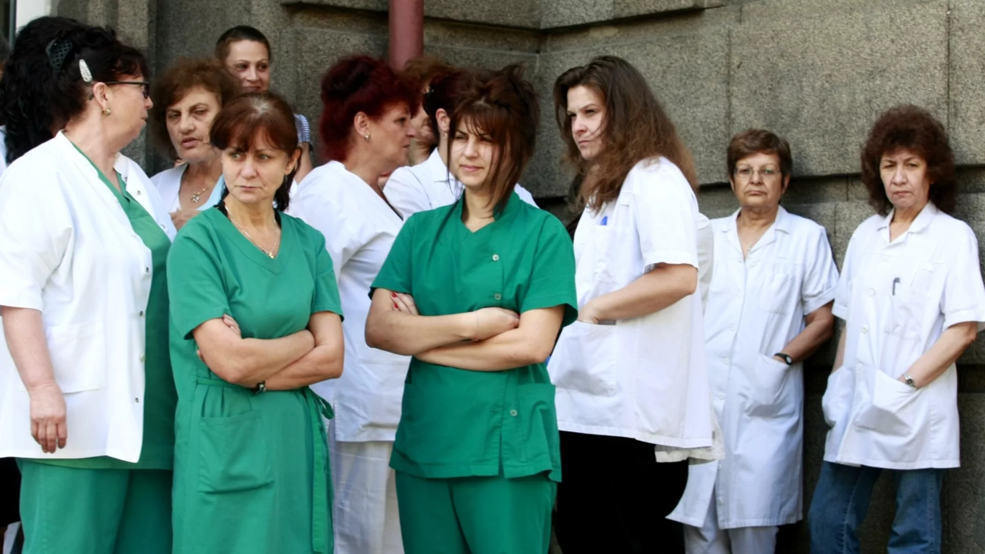 Вместо сестра - фризьорка: Повечето медицински сестри завършват, но работят друго