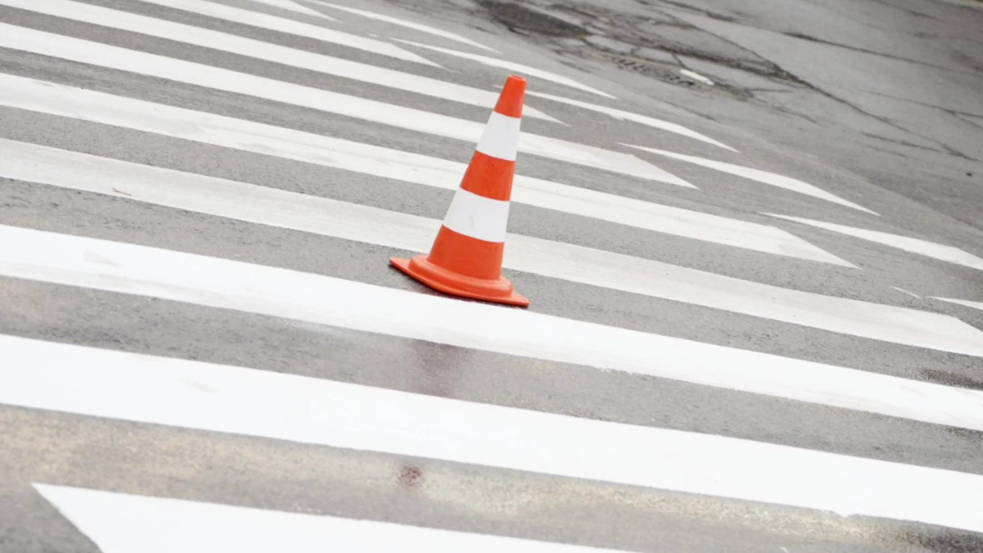 На пешеходна пътека: Микробус блъсна две момичета