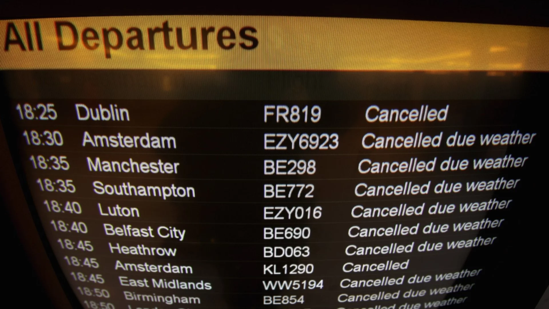 Заради войната: Десетки отменени полети в Кипър