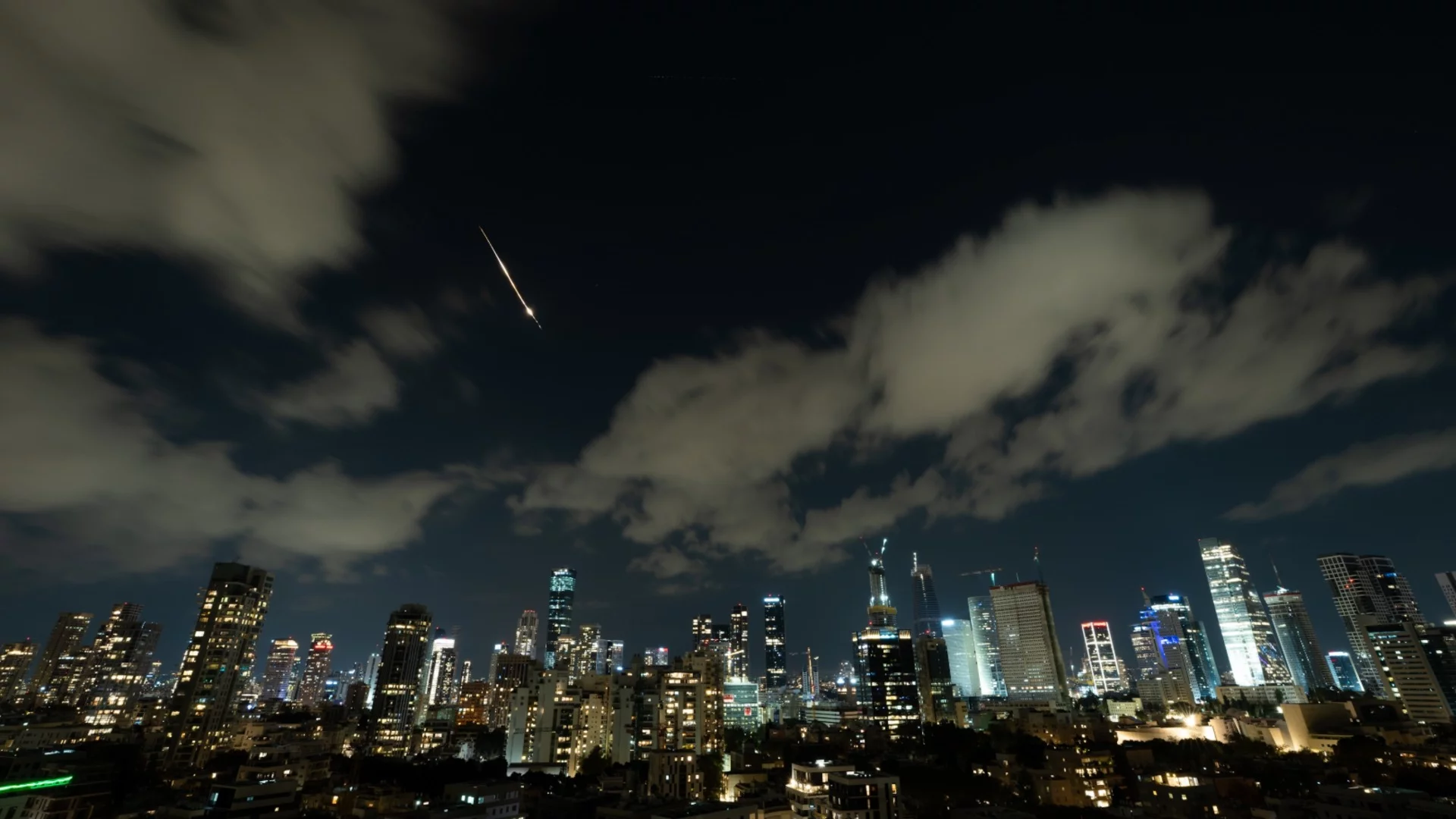 САЩ и Израел с нови мощни удари: Небето над ирански град е осветено в яркооранжево (ВИДЕО)