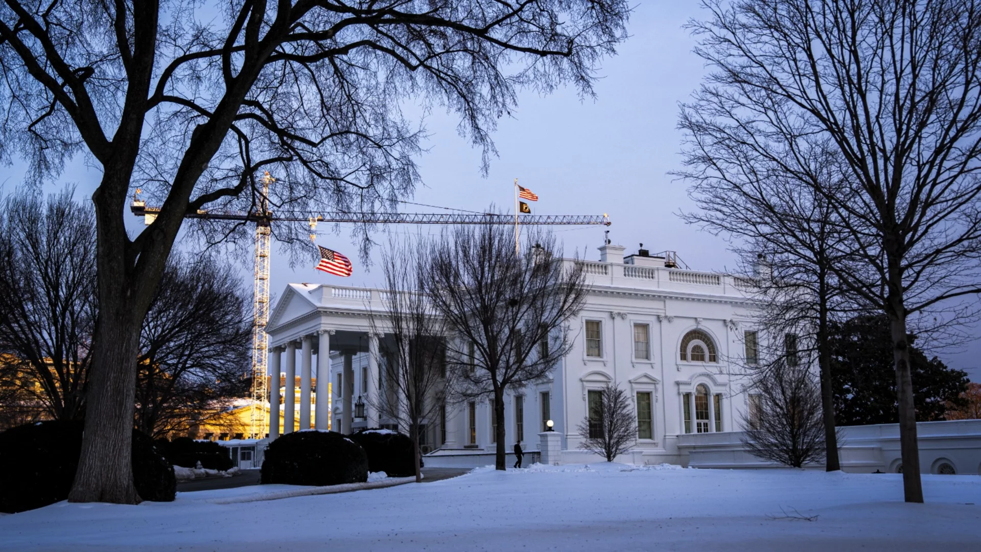 Отцепиха Белия дом: Микробус се вряза в бариера (ВИДЕО)