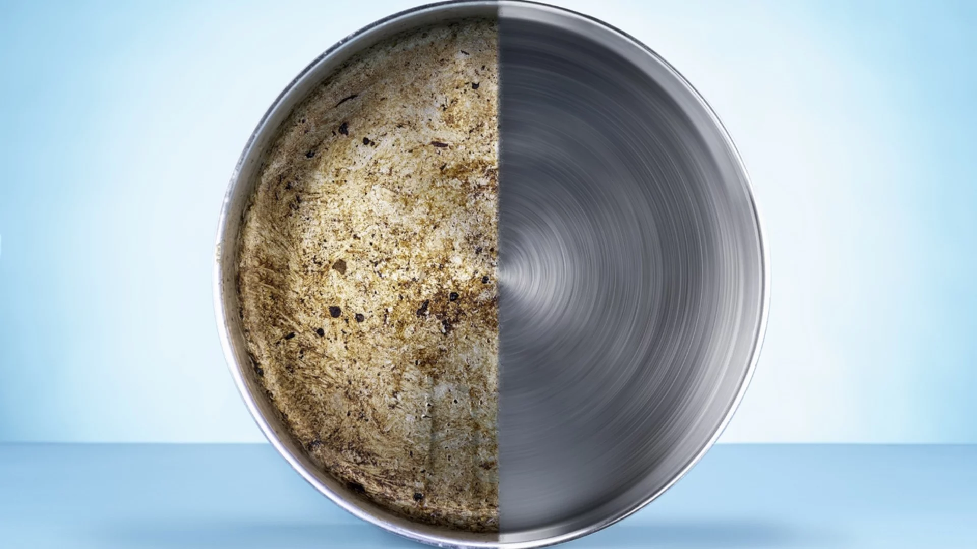 Хитър трик с алуминиево фолио за почистване на загорели съдове