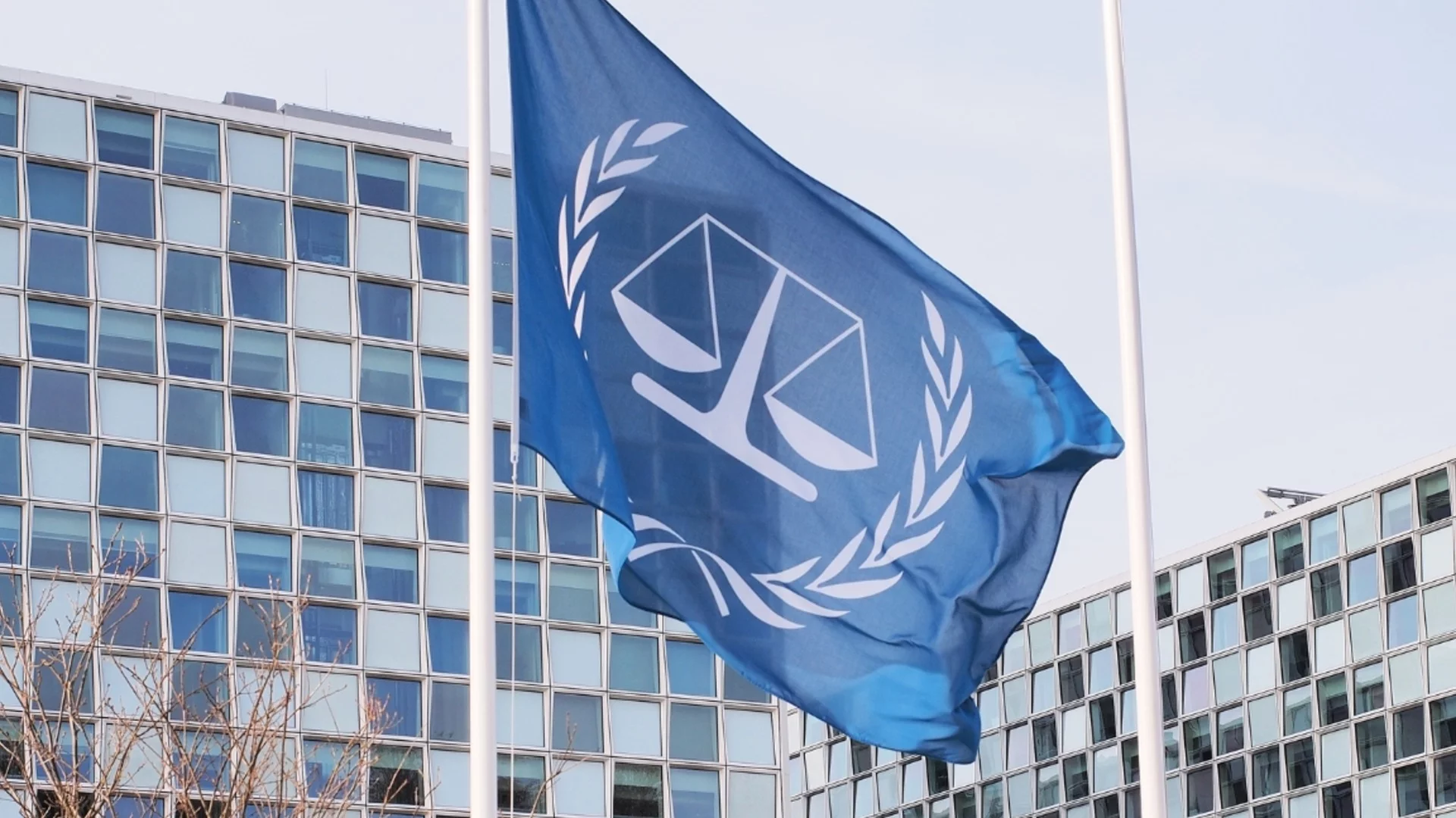 За да се пази от трибунал: Путин се готви да праща армията в чужбина, уж да пази руснаците от арест