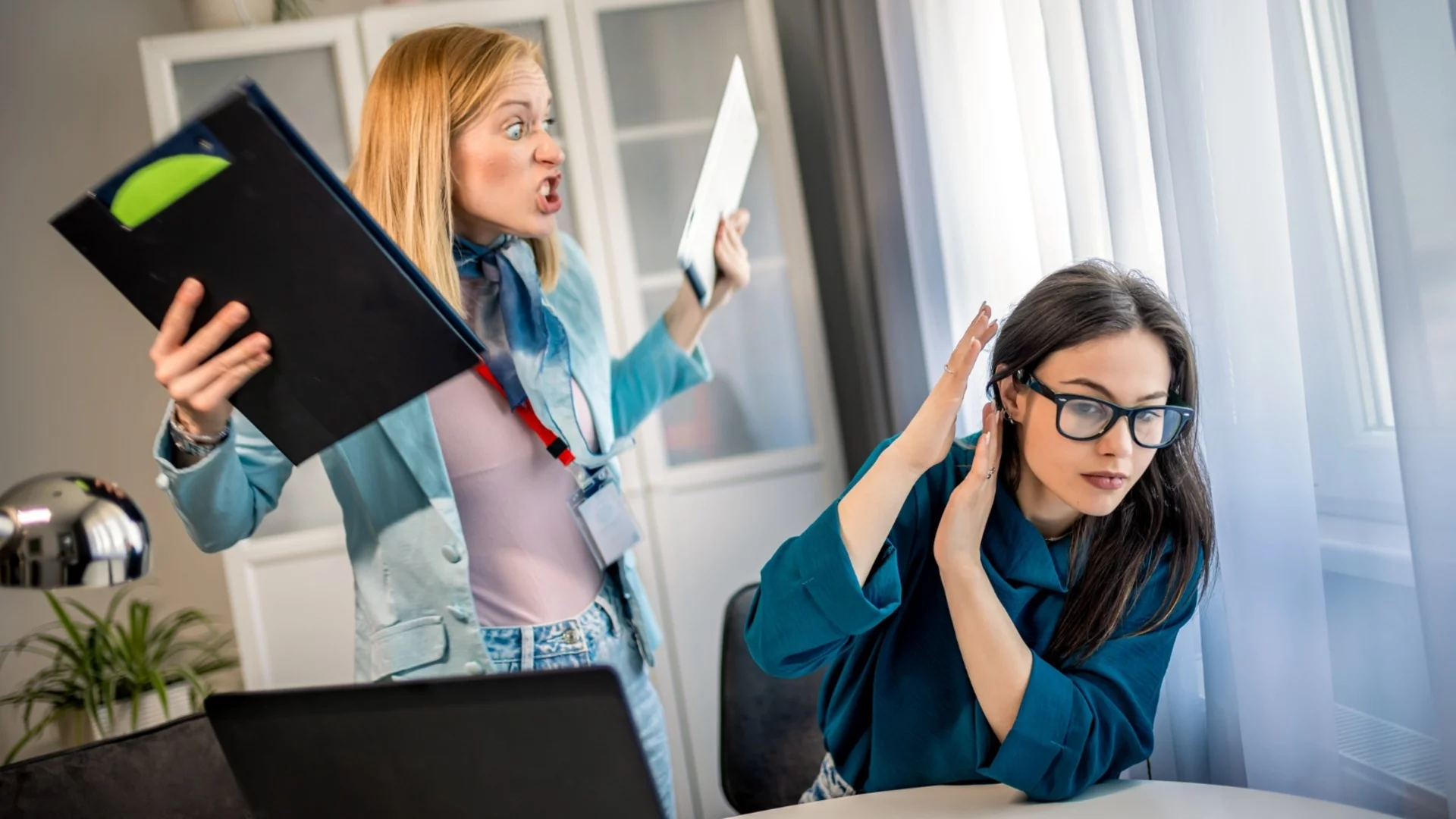 Работиш по-малко, но пак ти плащат: Тарикатски трик набира скорост, работодателите недоволстват